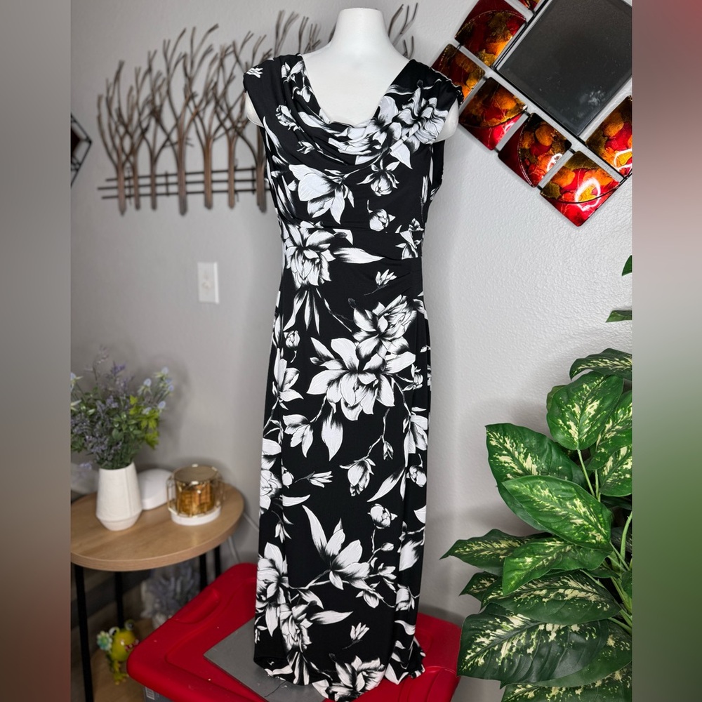 Elegant Black/white floral dress. Size 6. Connected Apparel. $38